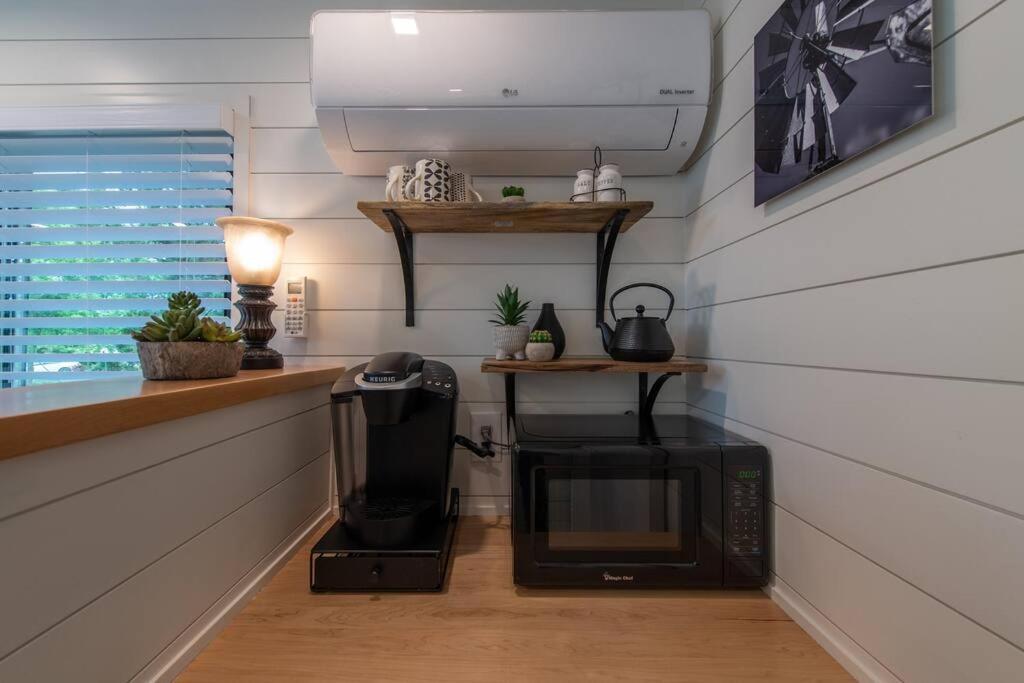 The Windmill-Tiny Container Home Min To Magnolia Bellmead Exterior photo