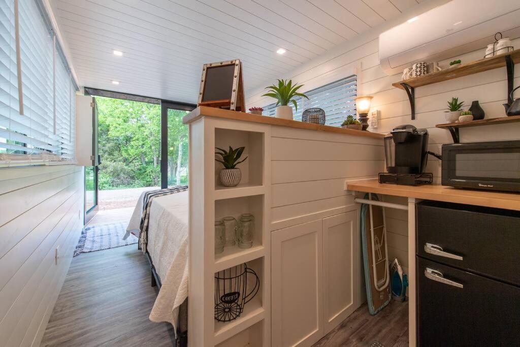 The Windmill-Tiny Container Home Min To Magnolia Bellmead Exterior photo